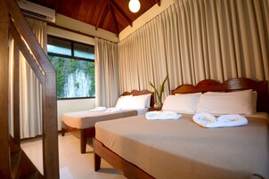 Muebles diferentes y ropa de cama 