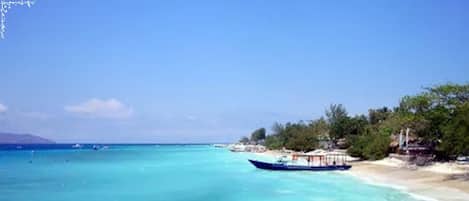 Plage, sable blanc, chaises longues, parasols