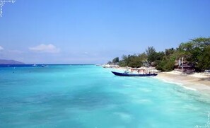 Plage, sable blanc, chaises longues, parasols
