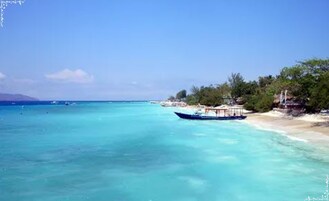 Plage, sable blanc, chaises longues, parasols