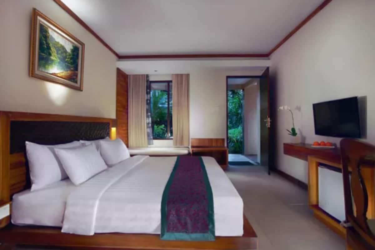 In-room safe, desk, laptop workspace, soundproofing