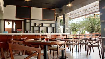 朝食 (ビュッフェ)、毎日提供 (1 名様 150000 IDR)