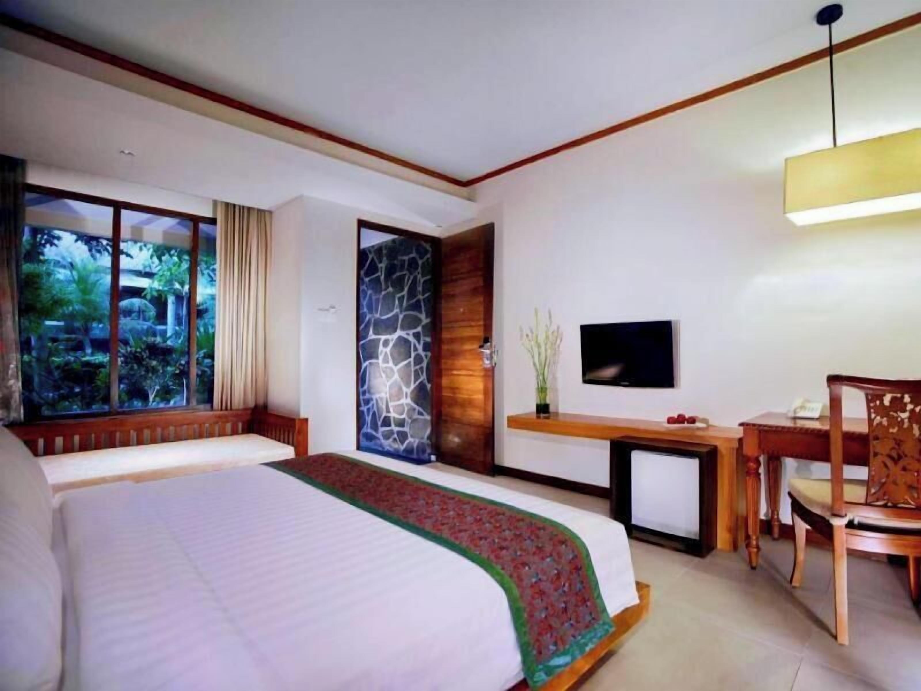 In-room safe, desk, laptop workspace, soundproofing