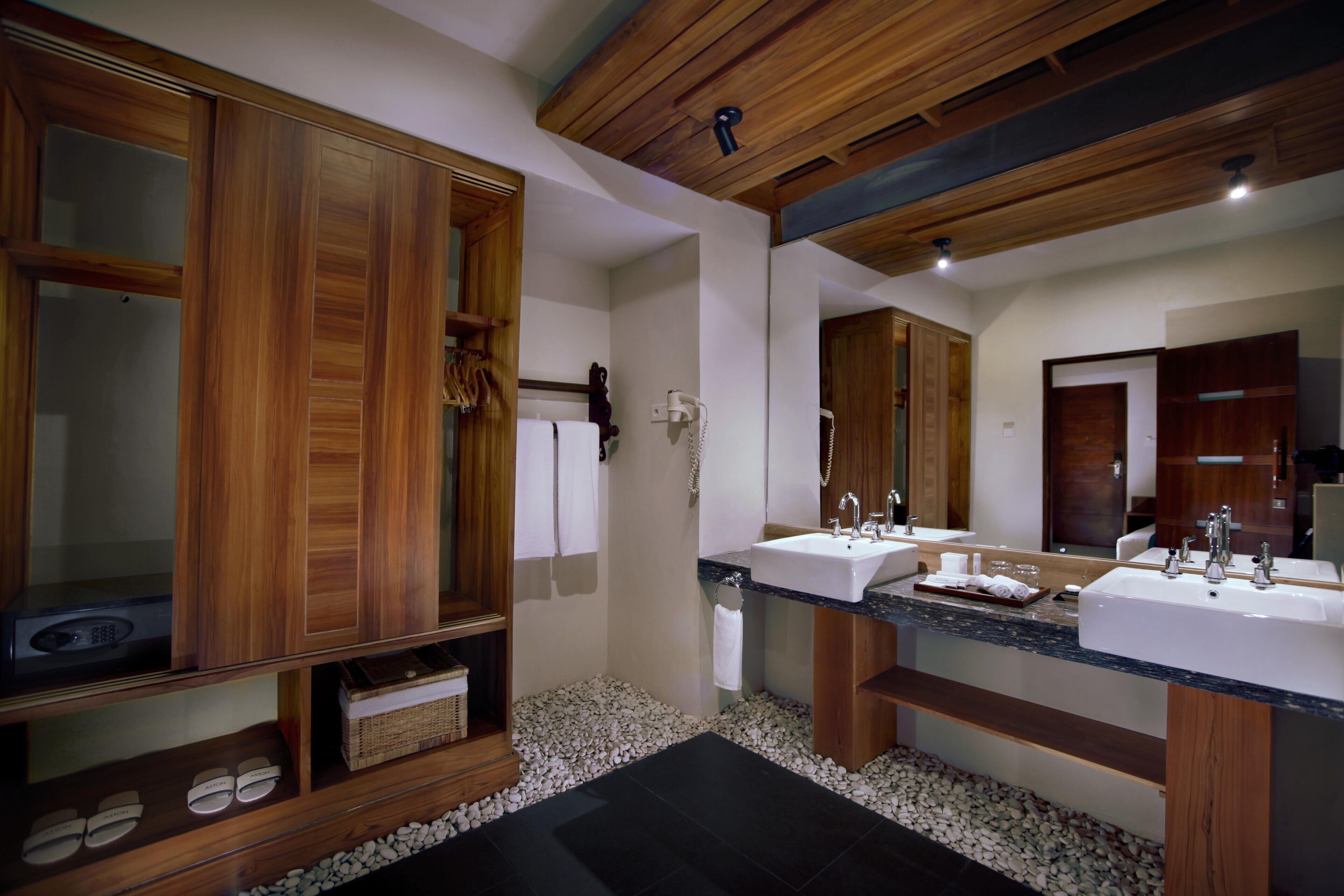 shower, rainfall showerhead, free toiletries, hair dryer