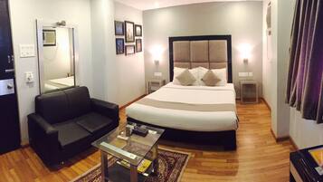 Super Deluxe Room | 1 bedroom, in-room safe, desk, blackout curtains