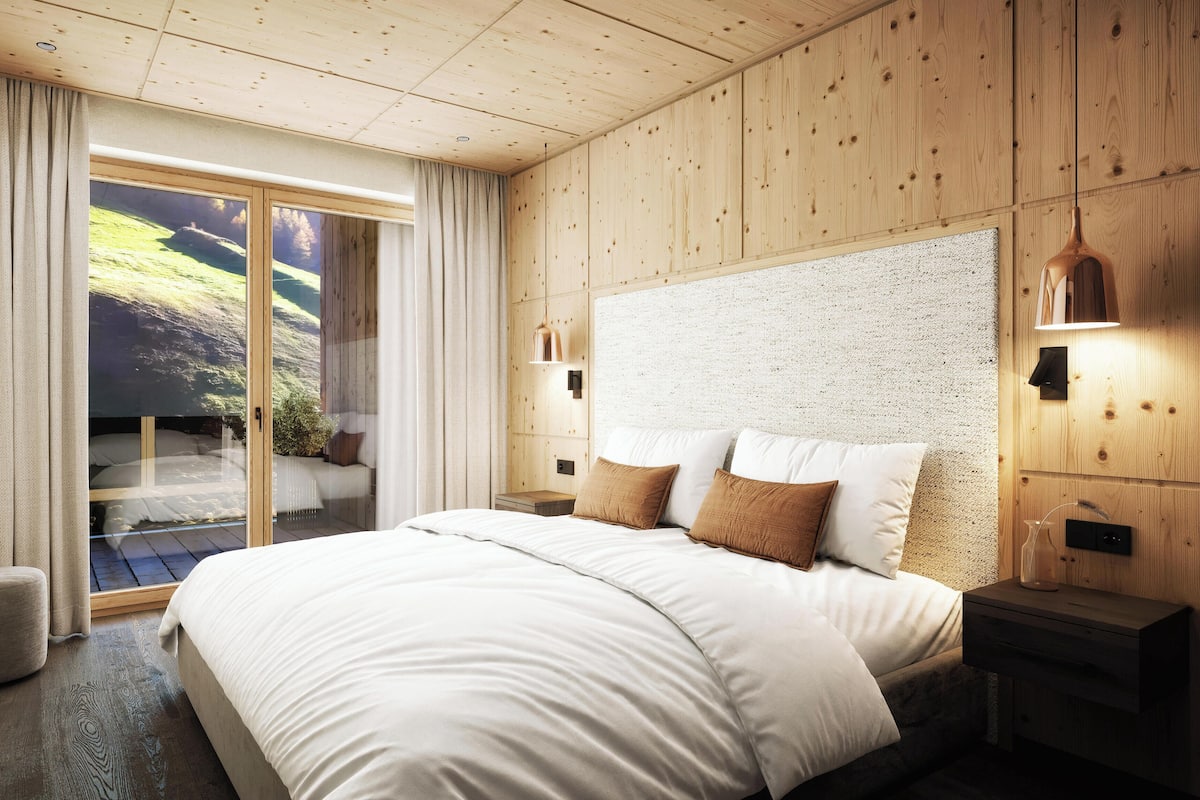 Suite | Hypo-allergenic bedding, in-room safe, desk, soundproofing