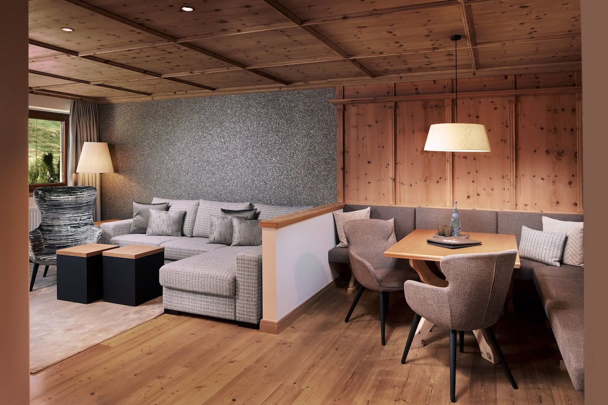 Suite, Balkon, Bergblick (Alpenhof) | Badezimmer | Kostenlose Toilettenartikel, Haartrockner, Bademäntel, Hausschuhe