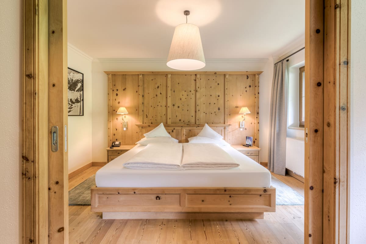 suite, 1 bedroom, balcony, mountain view (goldstern) | 1 bedroom, hypo-allergenic bedding, in-room safe, desk