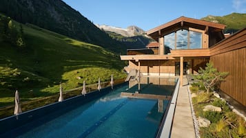 Piscine couverte, piscine extérieure, chaises longues