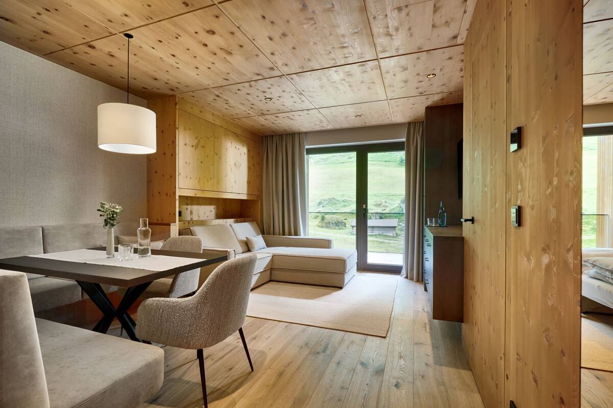 Suite, 1 habitación, vista a la montaña | Ropa de cama hipoalergénica y caja de seguridad en la habitación 