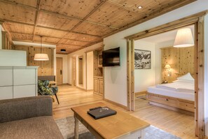 Ropa de cama hipoalergénica y caja de seguridad en la habitación 