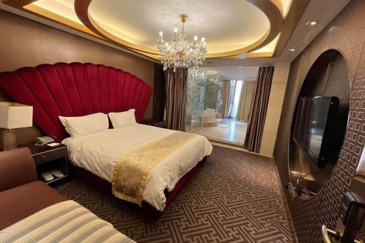 Cribs/infant beds, alarm clocks