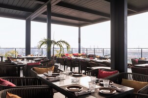 2 restaurants, breakfast, lunch, dinner served; international cuisine