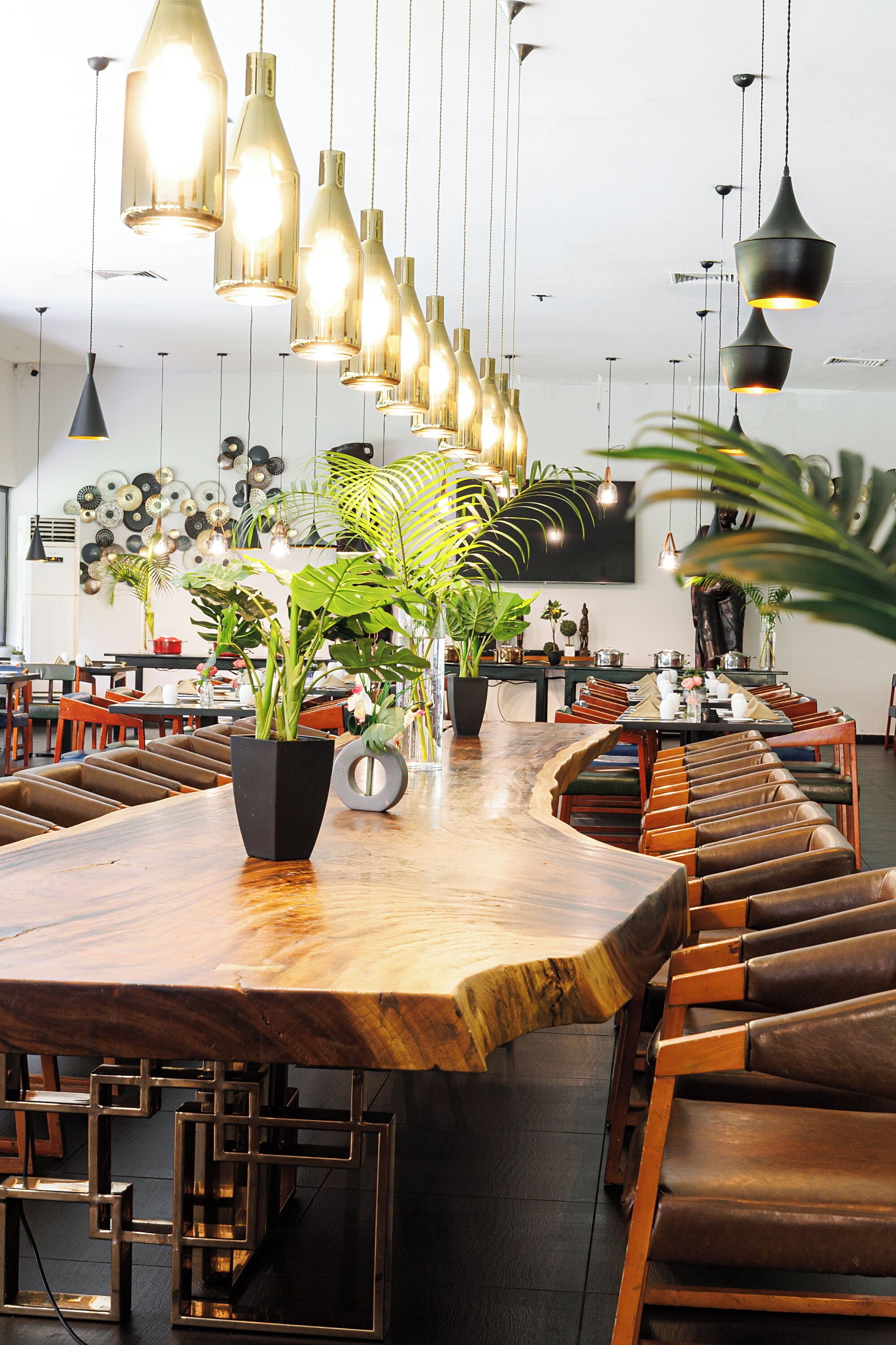 2 restaurants, breakfast, lunch, dinner served; international cuisine 