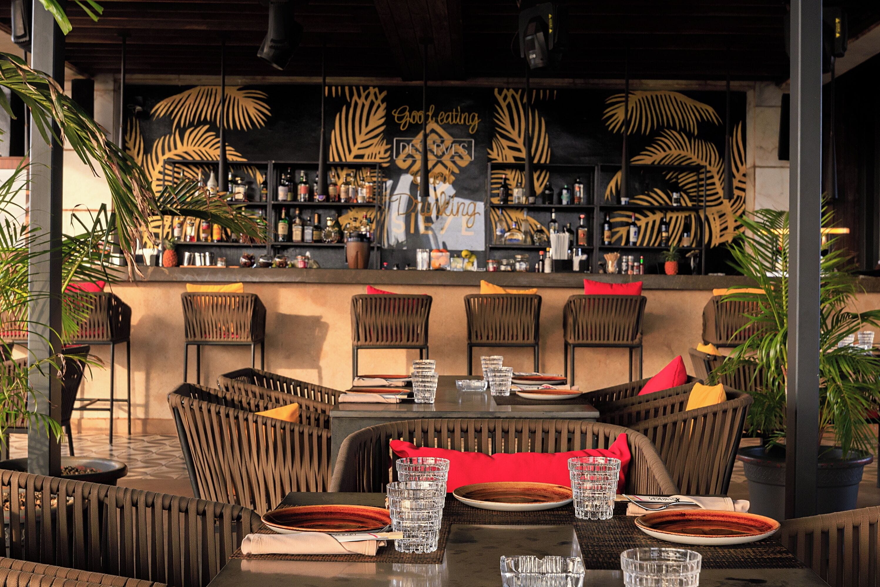 2 restaurants, breakfast, lunch, dinner served; international cuisine