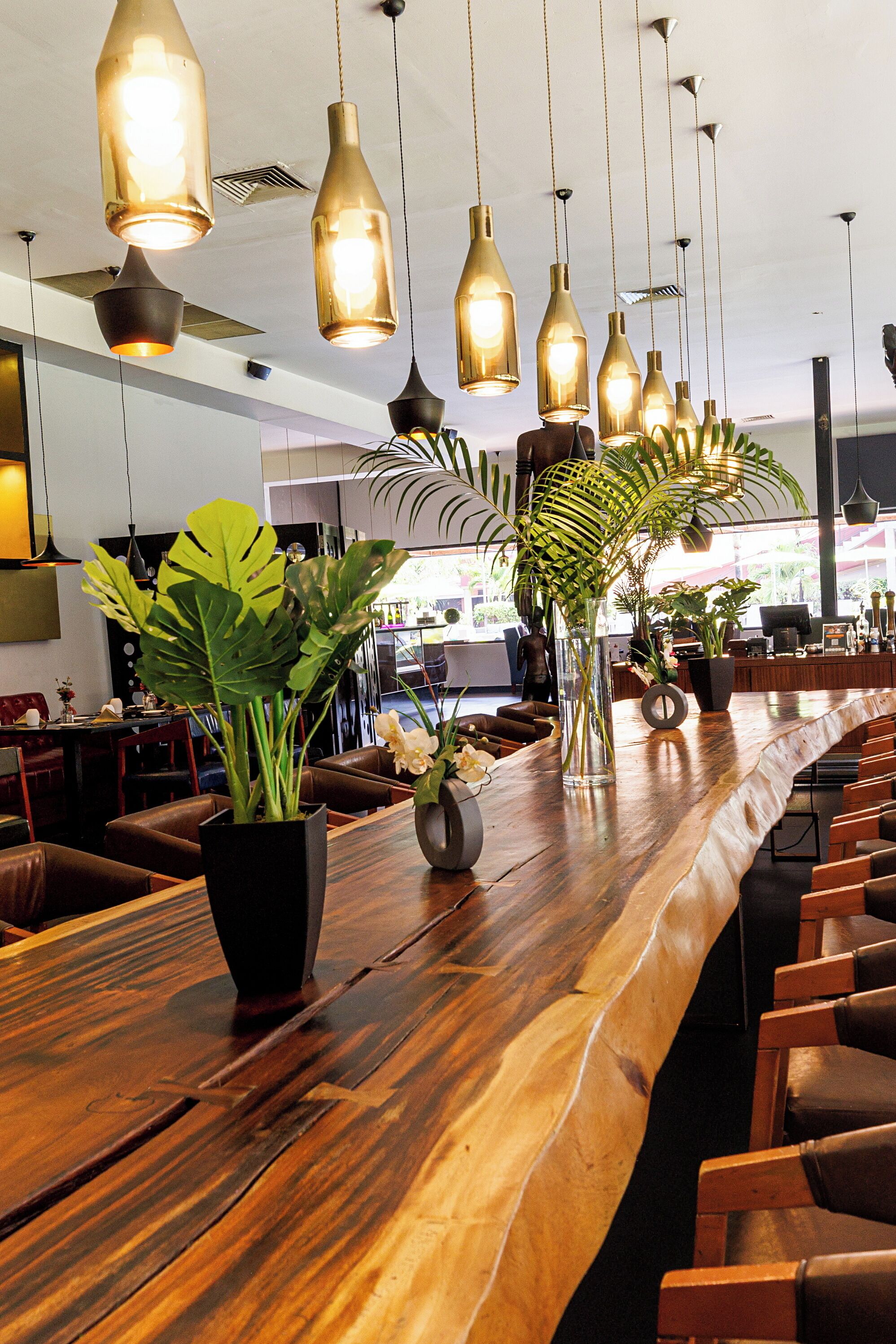 2 restaurants, breakfast, lunch, dinner served; international cuisine