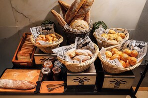 2 restaurants; breakfast, lunch and dinner served  - Riviera Royal Hotel (Conakry)
