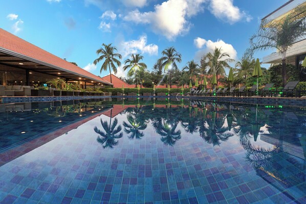 Outdoor pool, sun loungers - Riviera Royal Hotel (Conakry)