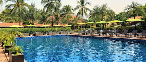 Outdoor pool, pool loungers