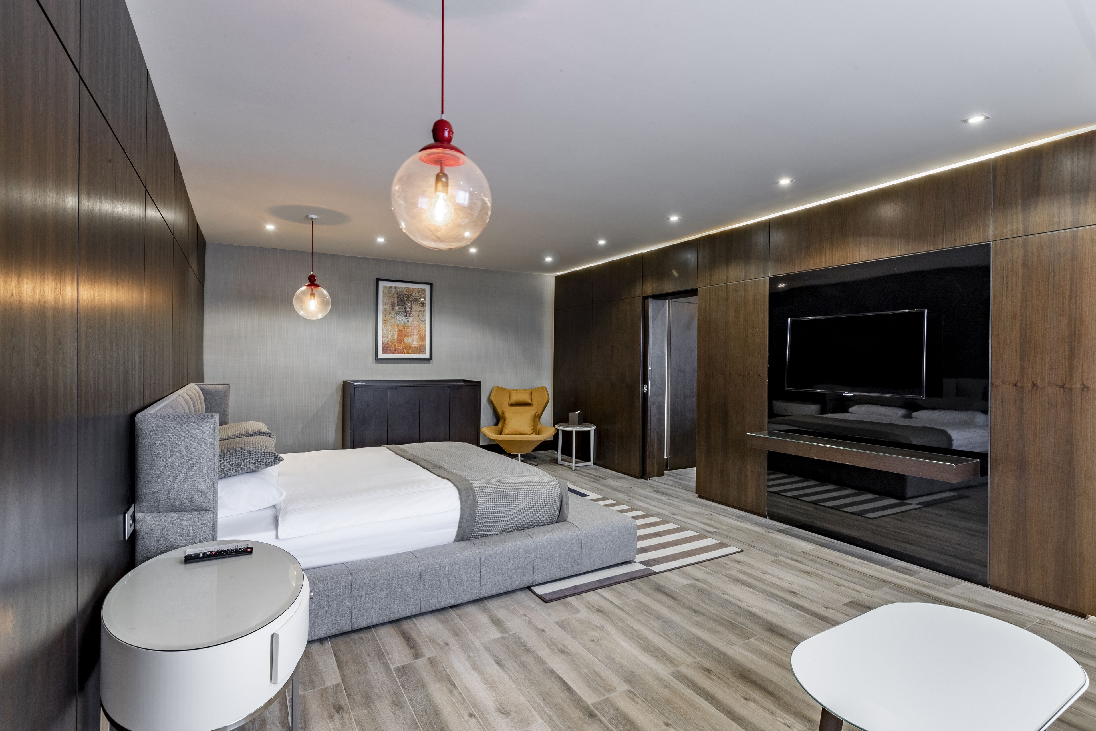 executive suite, 1 king bed, non smoking | 1 bedroom, premium bedding, minibar, in-room safe