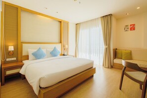 Minibar, in-room safe, individually furnished, desk - ASHLEE Plaza Patong Hotel & Spa (Patong)