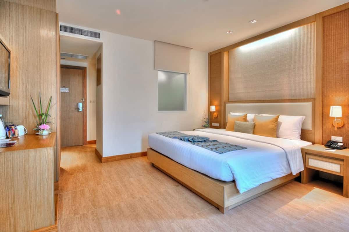 Family with Bunkbed | Minibar, in-room safe, individually furnished, desk
