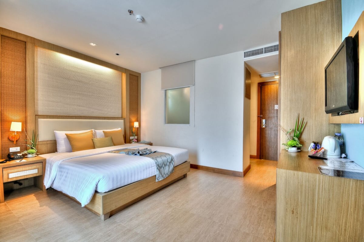 Minibar, Zimmersafe, Schreibtisch, Verdunkelungsvorhänge