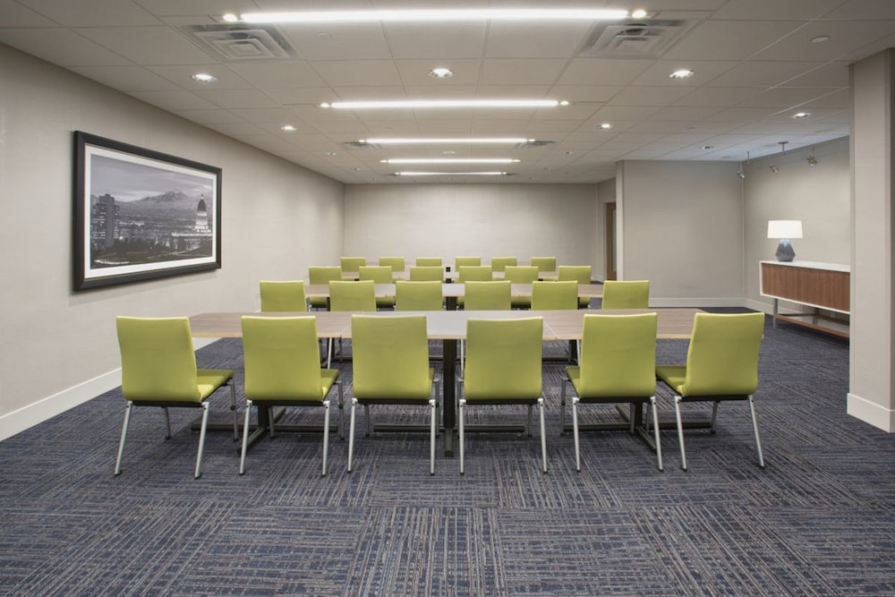 Holiday Inn Express and Suites - Junction City, Kansas photo 3