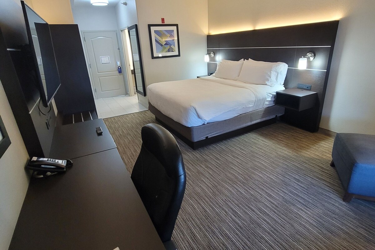 Standard Room, 1 King Bed | Desk, iron/ironing board, WiFi (free), alarm clocks