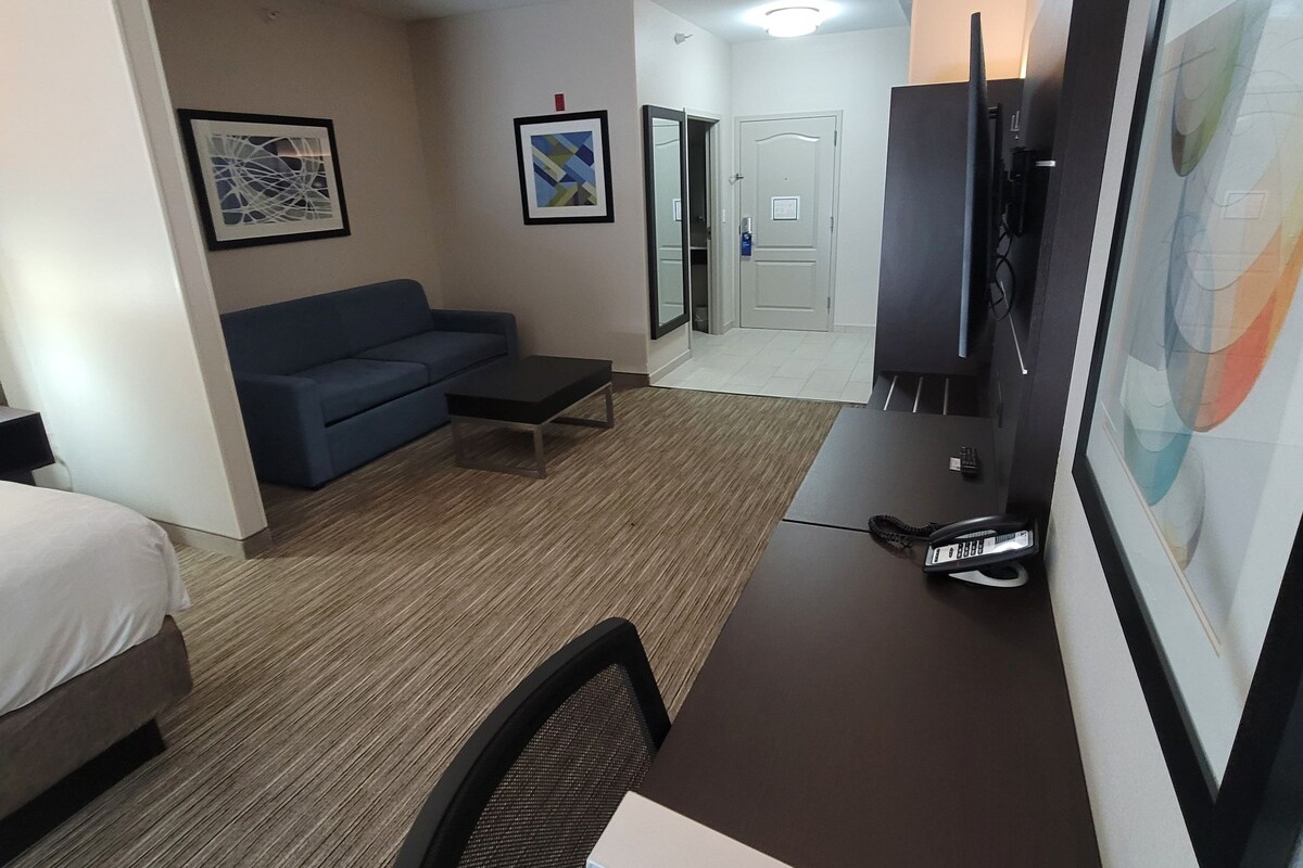Suite, 1 King Bed (Additional Living Area) | Desk, iron/ironing board, WiFi (free), alarm clocks