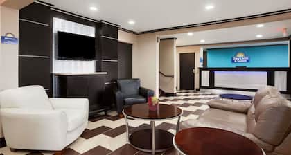 Days Inn & Suites by Wyndham Conroe North