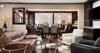 Days Inn & Suites by Wyndham Conroe North