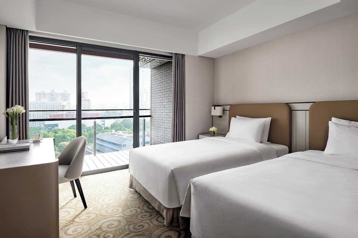 Kahden hengen superior-huone (kaksi sänkyä) | Ylelliset vuodevaatteet, untuvapeitot, tallelokero huoneessa, työpöytä