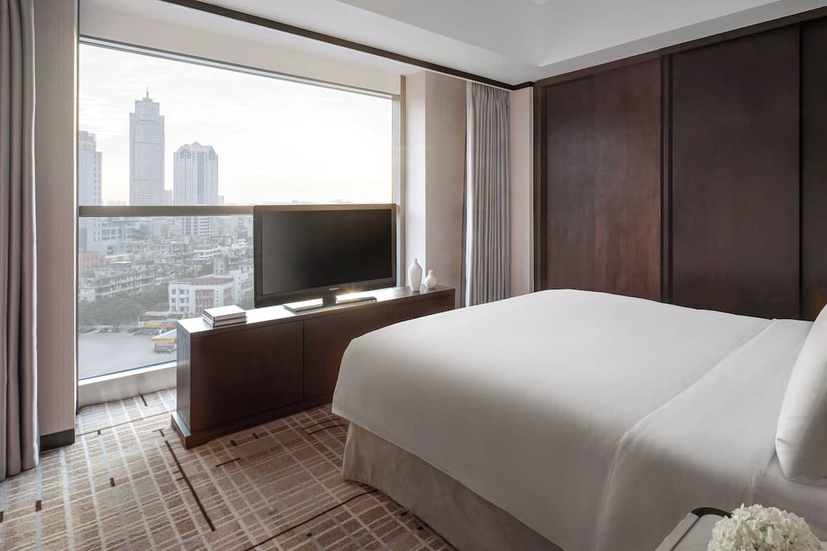 Club One-Bedroom Suite | Ylelliset vuodevaatteet, untuvapeitot, tallelokero huoneessa, työpöytä