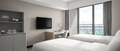 Una habitación de hotel moderna con una cama grande, un escritorio, un televisor de pantalla plana y vistas a la ciudad.