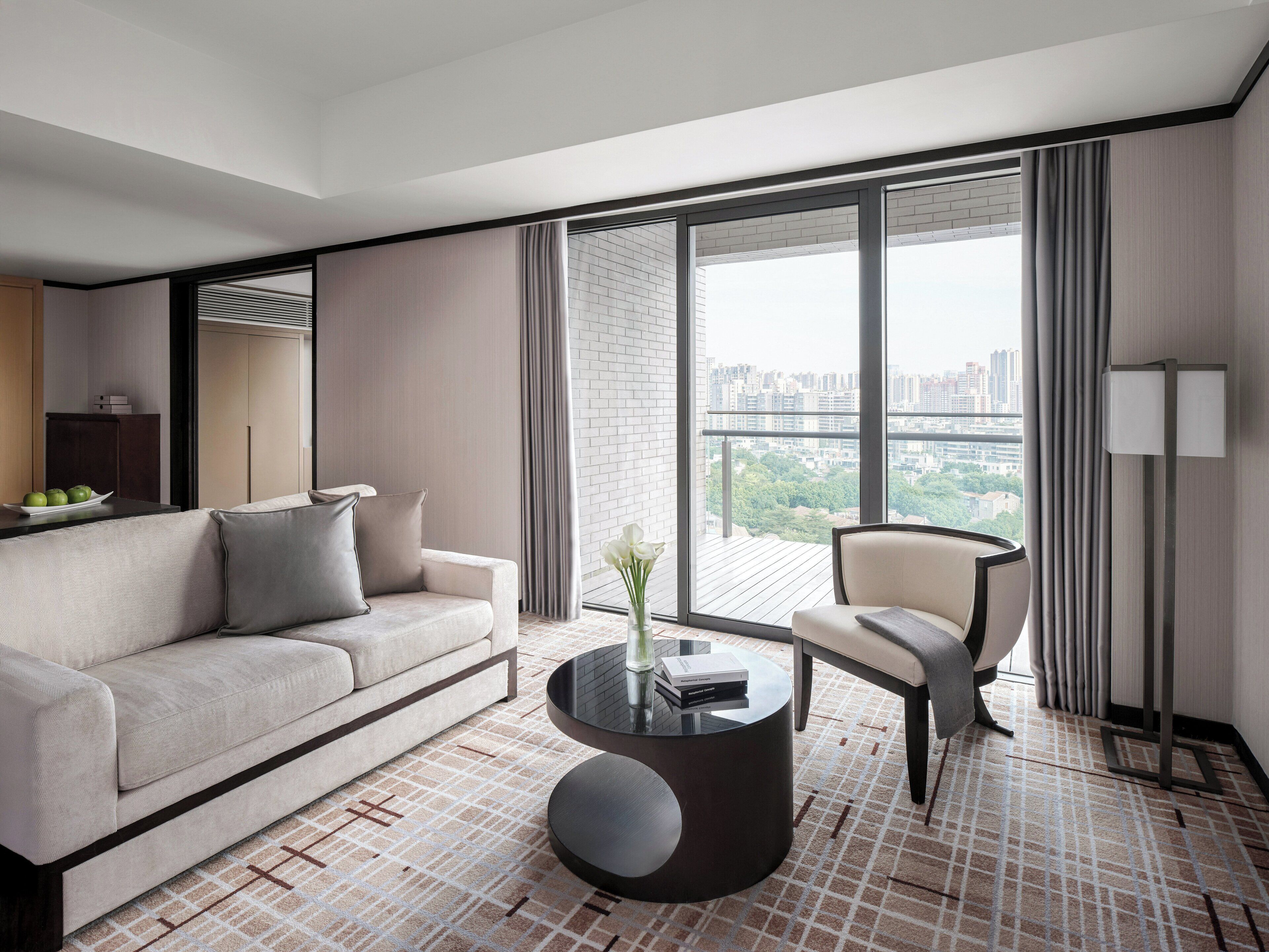 أغطية فراش متميزة وألحفة محشوة بالريش وخزنة داخل الغرفة ومكتب