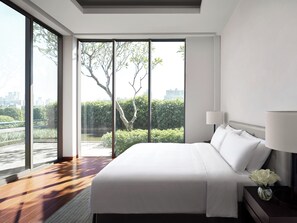 Luxe kamer | Luxe beddengoed, donsdekens, een kluis op de kamer, een bureau