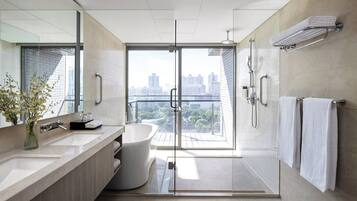 Superior suite | Badkamer | Designer toiletartikelen, een haardroger, badjassen, pantoffels