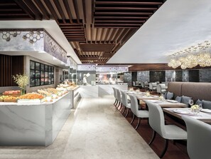 Serveert ontbijt, lunch en diner