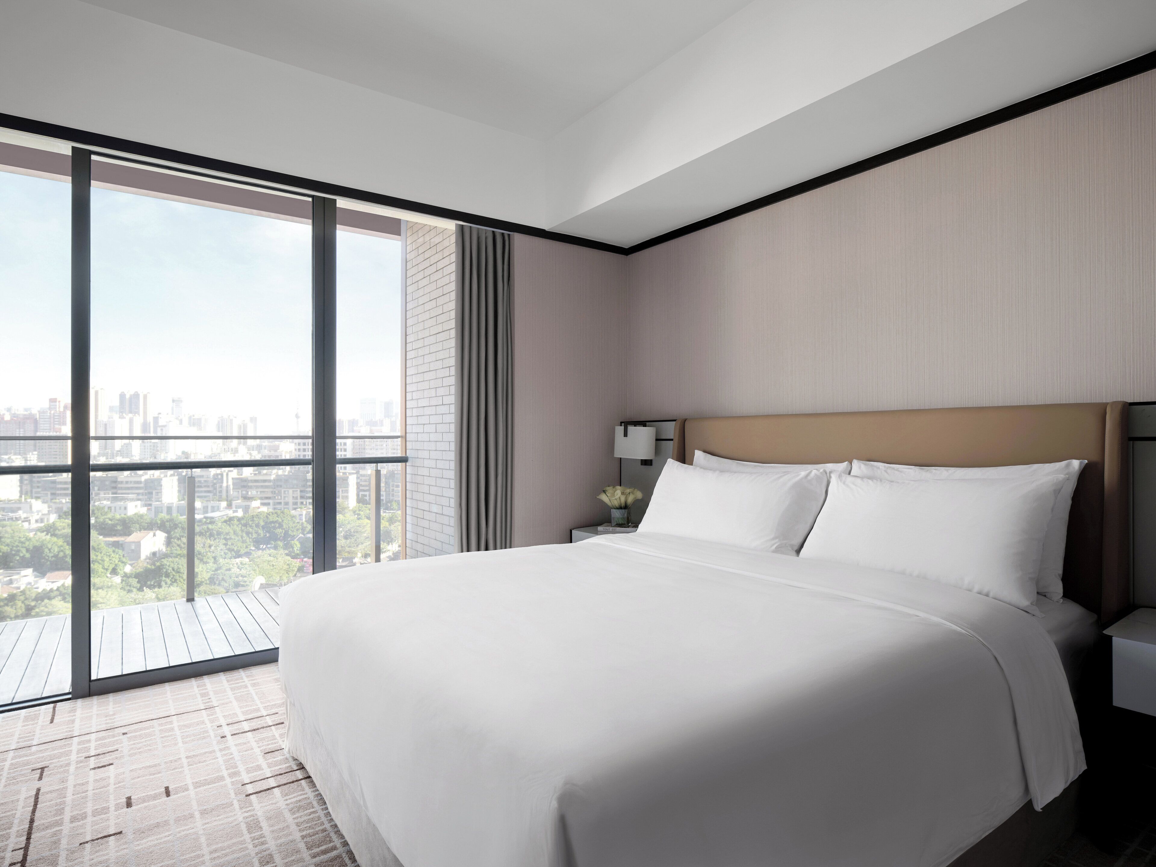 أغطية فراش متميزة وألحفة محشوة بالريش وخزنة داخل الغرفة ومكتب