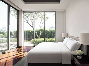 Literie de qualité, couette en duvet, coffre-fort, bureau