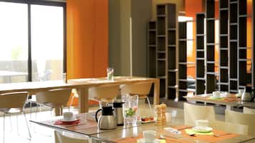Desayuno buffet diario (DZD 1600 por persona)