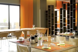 Daily buffet breakfast (DZD 1600 per person)