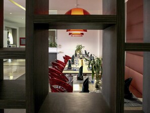 供應早餐、午餐及晚餐
