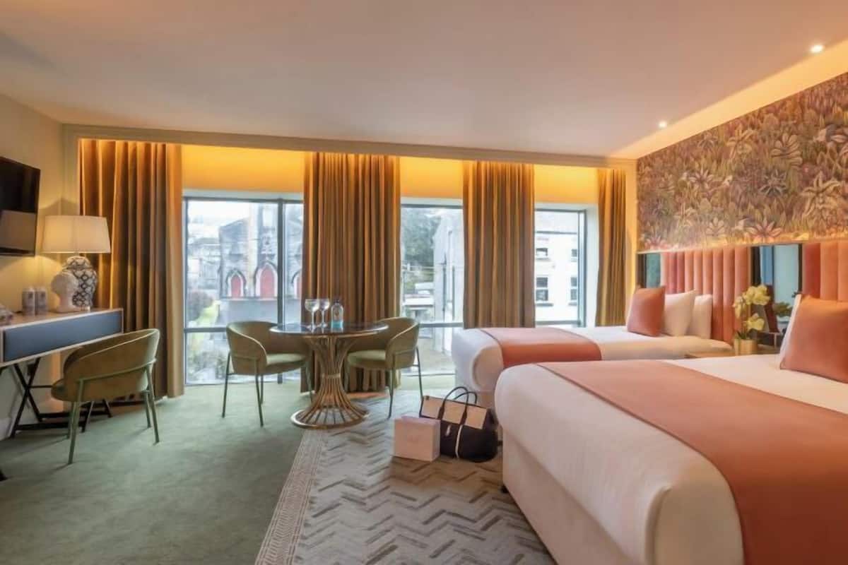 Escrivaninha, ferros/tábuas de passar roupa, Wi-Fi de cortesia