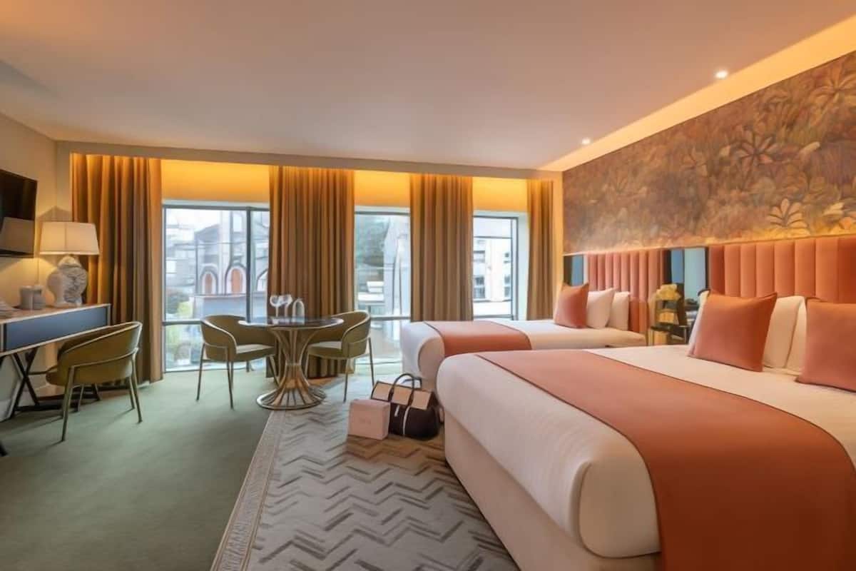 Escrivaninha, ferros/tábuas de passar roupa, Wi-Fi de cortesia