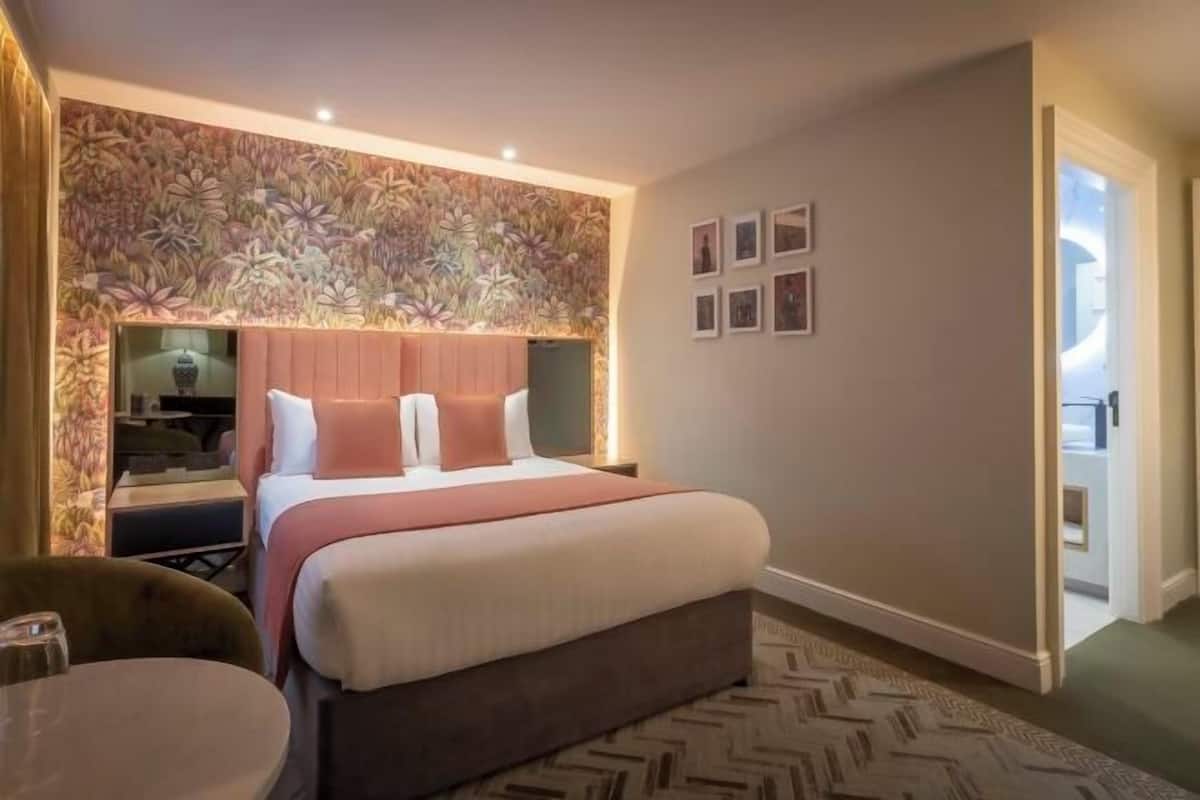 Escrivaninha, ferros/tábuas de passar roupa, Wi-Fi de cortesia