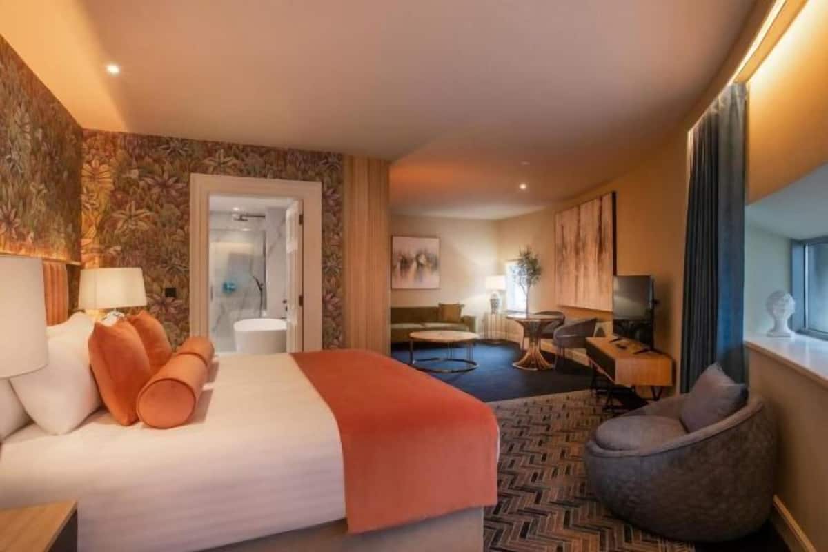 Escrivaninha, ferros/tábuas de passar roupa, Wi-Fi de cortesia