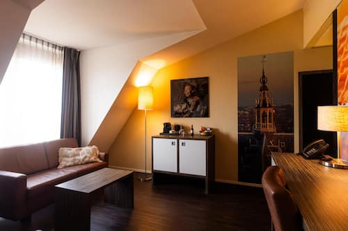 Suite, 1 Double Bed, Non Smoking, Bathtub | Egyptian cotton sheets, premium bedding, in-room safe