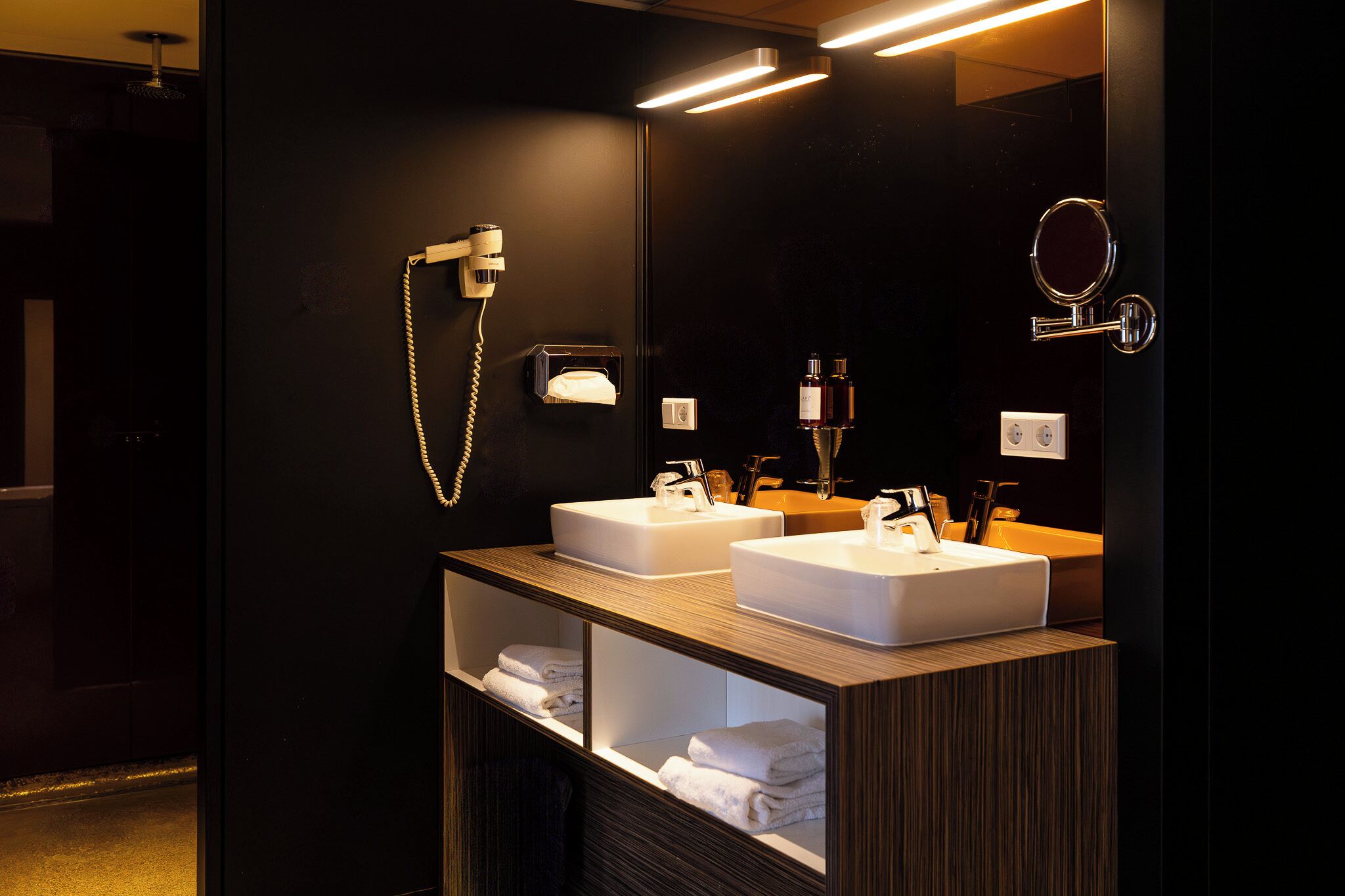 Suite, 1 Double Bed, Non Smoking, Bathtub | Bathroom | Rainfall showerhead, eco-friendly toiletries, hair dryer, bathrobes
